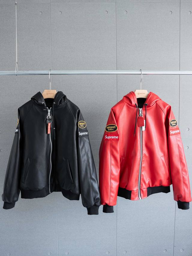 顶级定制产物 年货级别 Supreme X Vanson Leathers 联名款 Fw24 Jacket 徽标刺绣贴布拉链连帽皮衣夹克外套 颜色：黑色 红色