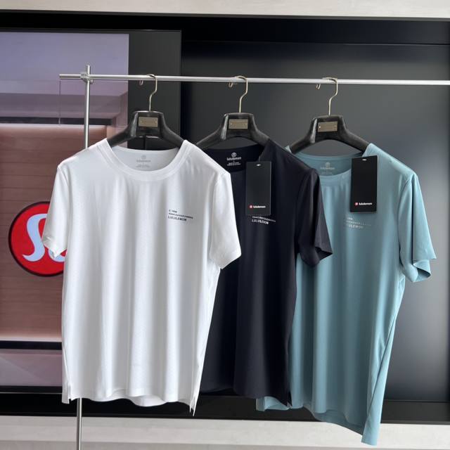 特价 L齐，浅绿2Xl，浅绿3Xl，白4Xl，浅绿4Xl Lululemon新款男士冰丝速干网眼短袖T恤！升级功能锦纶速提花干面料；舒适 透气 爽滑；特订180