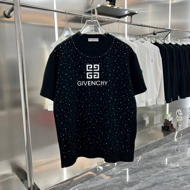 新款出货 Givenchy纪梵希2025Ss新款字母Logo满天星钻情侣休闲短袖T恤 最高版本！定制面料280克双纱！滴胶+高温烫钻！ 辅料：开模原版过鉴定领标