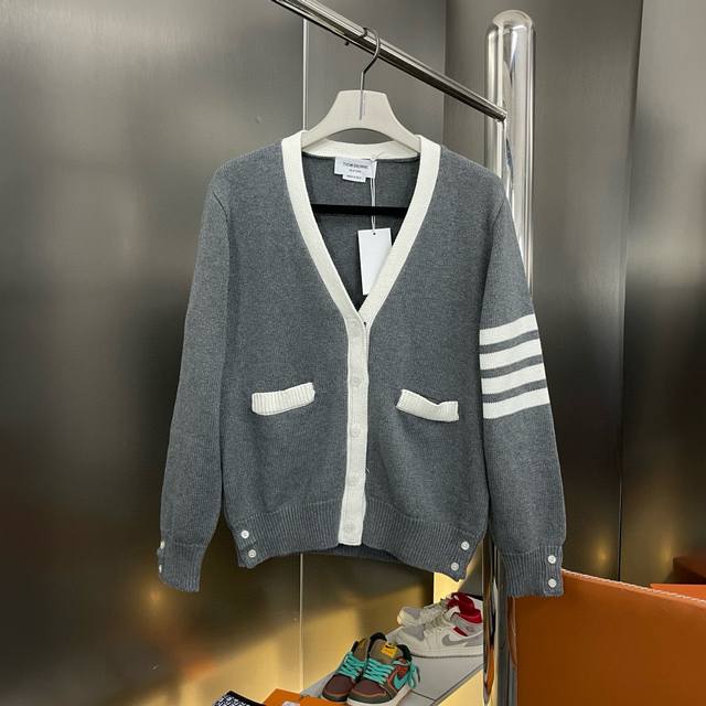 上新 纯原臻品 顶级原版复刻 Thom Browne 汤姆布朗 .Tb经典后背小狗图案针织毛衣五扣开衫 袖子条纹白灰撞色设计 领子采用高端包边 彰显高端 意大利