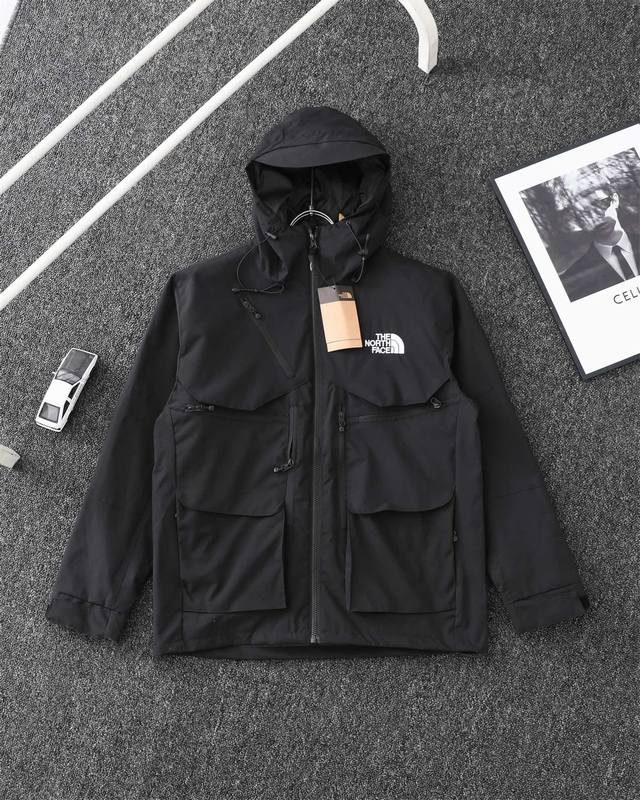 顶级版本 The North Face 北面工装多口袋连帽冲锋衣夹克外套 经典的北面冲锋衣版型 Windstopper面料 具备防泼水功能 防风性很好 面料耐磨