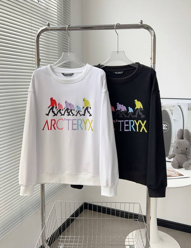 高品质 Arc'teryx始祖鸟秋季胸前彩标人群带字母情侣圆领卫衣！ 高品质350克高克重纯棉毛圈面料，亲肤透气不起球，时尚又个性 超级洋气的一款，强烈推荐单品