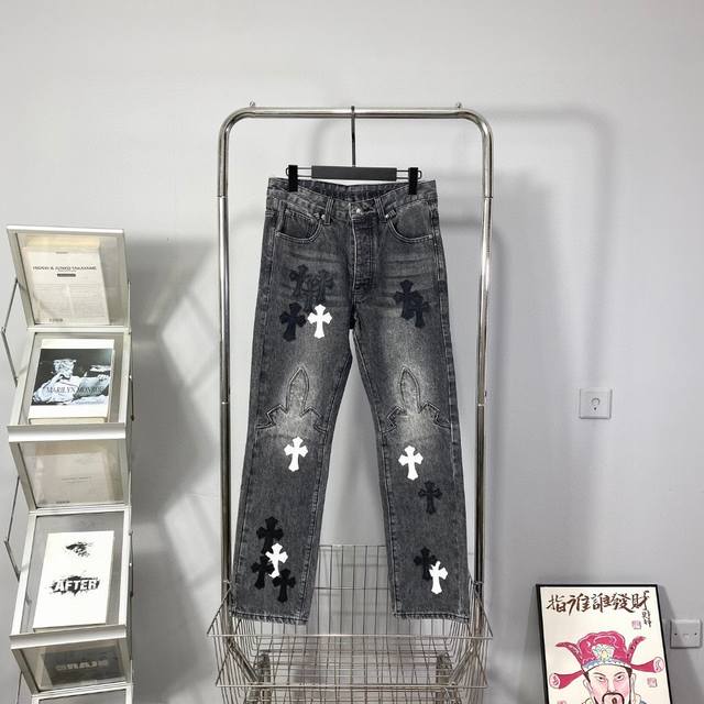 供 顶级版本 Chrome Hearts 克罗心 城市限定火焰黑白贴皮牛仔裤均需要成品水洗后再拆开手工订绵羊皮十字皮再拼接完成 整件工艺多到说不清 柜价23W+