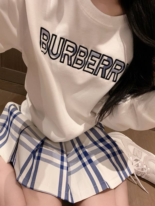 Burberry 巴宝莉Bbr胸前贴布字母后背战马刺绣圆领卫衣 款号：25670601611 颜色：黑色 白色 尺码：Sml S码80-95斤 M码95 斤 L