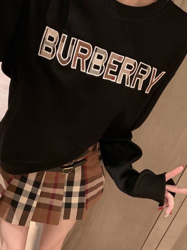 Burberry 巴宝莉Bbr胸前贴布字母后背战马刺绣圆领卫衣 款号：25670601611 颜色：黑色 白色 尺码：Sml S码80-95斤 M码95 斤 L