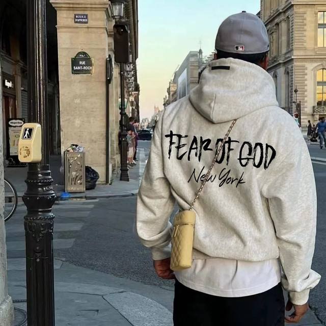 上新 “ 完美复刻 Fog Fear Of God Essentials New York 新款涂鸦字母潮牌加绒男士情侣连帽卫衣 ” 顶级过验版本 Oversi