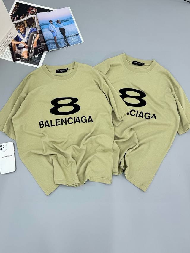 Balenciaga巴黎世家胸前黑8环扣印花字母情侣款短袖 面料采用230克双纱爽滑棉 这个颜色超级显白好看 男女上身均可轻松驾驭，强烈种草！ 颜色:浅驼绿 尺