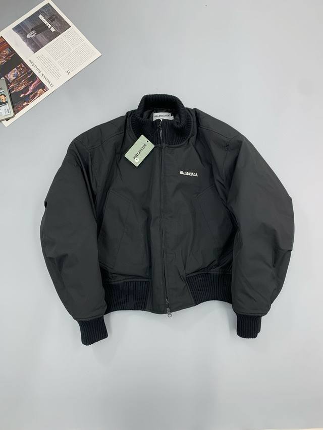 Balenciaga 巴黎世家24冬季秀款重工刺绣廓形立领加厚飞行夹克棉服外套 巴黎世家新款棉服外套 走秀款限定发售 廓形短宽版型 修饰身形 前后万针重工刺绣