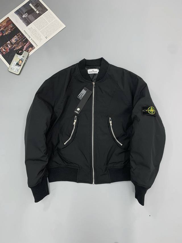 Stone Island 石头岛金属拉链廓形宽松棒球夹克棉服外套 石头岛冬季新作 暗黑高街款棉服外套推荐 廓形剪裁 多裁片拼接 上身修饰身形 显高显瘦 经典黑色