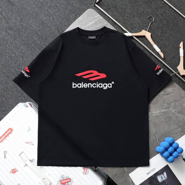 上新 顶级复刻 高端定制 Balenciaga 巴黎世家 经典款大M Logo图标刺绣圆领短袖T恤 颜色：黑色 白色 购入原版开模打造，全套定制辅料，细节决定成