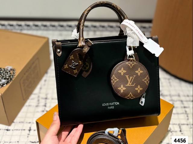 Louis Vuitton Onthego 中号手袋 路易威登 Lv 专柜最新款黑武士购物袋三件套，本款 Onthego 中号手袋为细腻粒面皮革已黑色为主调，搭