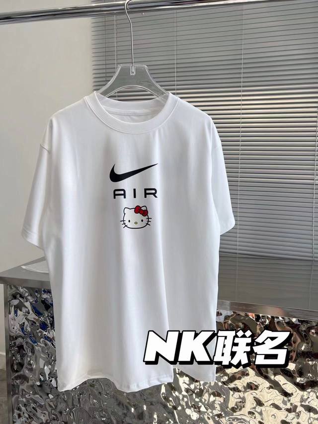 Nike耐克Hellokitty联名短袖T恤 本月的重头戏Hello Kitty X Nike合作系列 此番日本潮流店铺Atmos也第一时间释出了这组联名的造型