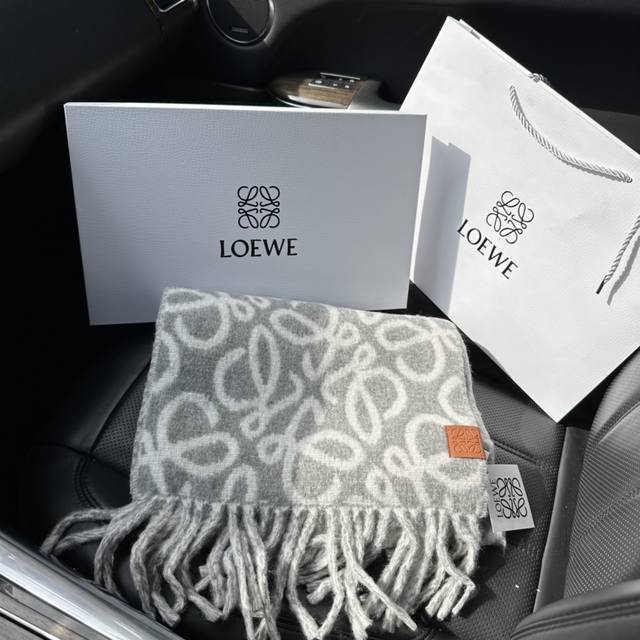 Loewe 罗意威 Anagram 羊绒围巾，罗意威2024专柜最新款浅灰色双面双色围巾，顶级品质，随意比对，配专柜礼盒包装手提袋。双面羊绒混纺Anagram围