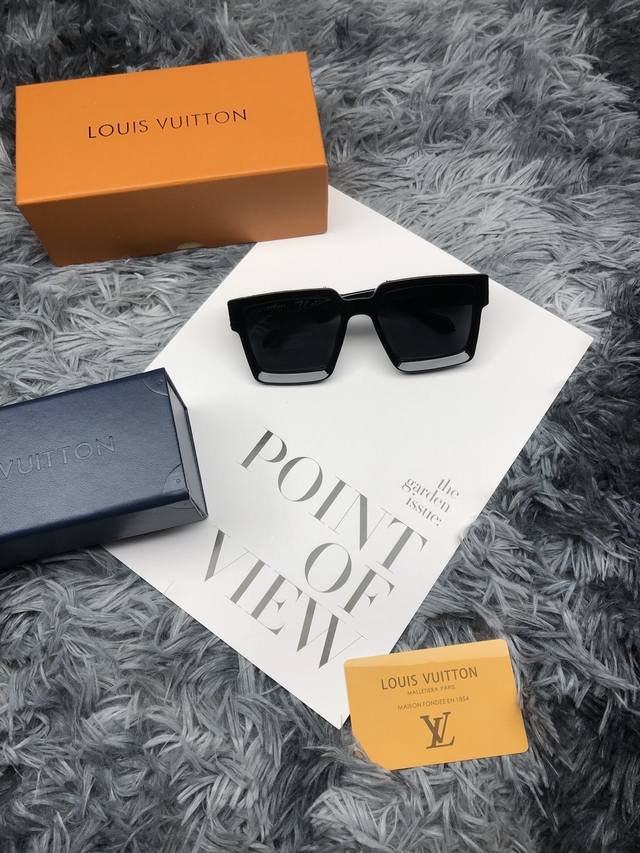 控 Louis Vuitton路易威登太阳镜顶级最高版本』 重磅来袭通过关系搞到一批海关扣押的Lv墨镜 全球最火的款式之一 可以承载岁月的经典之作 永不过时 独