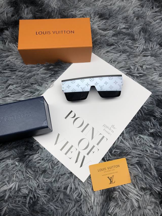 控 Louis Vuitton路易威登太阳镜顶级最高版本』 重磅来袭通过关系搞到一批海关扣押的Lv墨镜 全球最火的款式之一 可以承载岁月的经典之作 永不过时 独