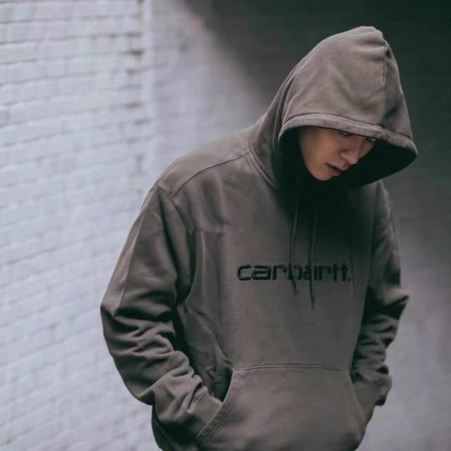 顶级版本 Carhartt Wi 22Ss 刺绣Logo重工水洗做旧经典连帽卫衣 定织定染380G硫化黑面料，水洗后可达400G，单穿或混搭都很有味道。 高密度