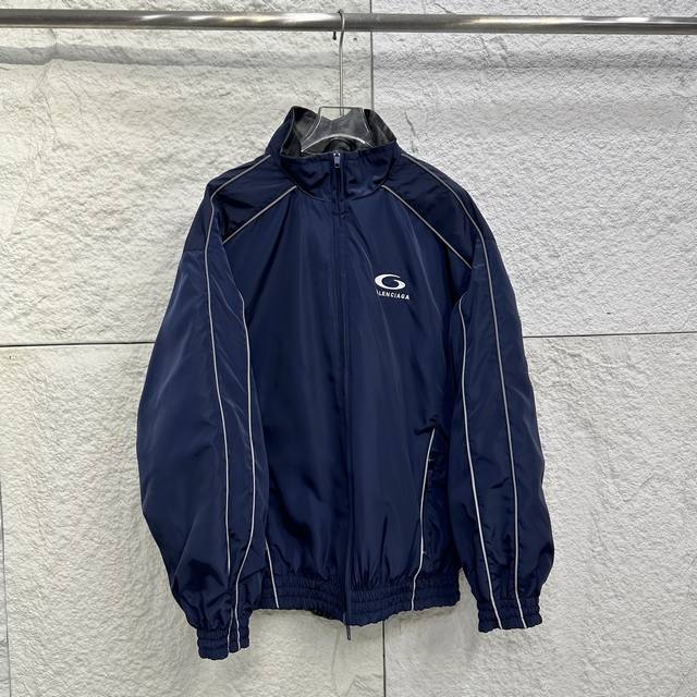 Balenciaga巴黎世家 双面穿校服皮衣 Fw25 Logo刺绣高领滚边长袖夹克外套 宽松版型 男女同款 开春被问爆的双面穿校服皮衣 来自Balenciag