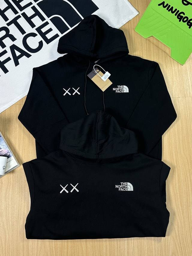 防盗扣拆除不退不换 The North Face X Xx Kaws 联名款 刺绣 拉绒连帽卫衣 男女同款 - 颜色：黑色 尺码：S Xl 原版380G拉绒纯棉