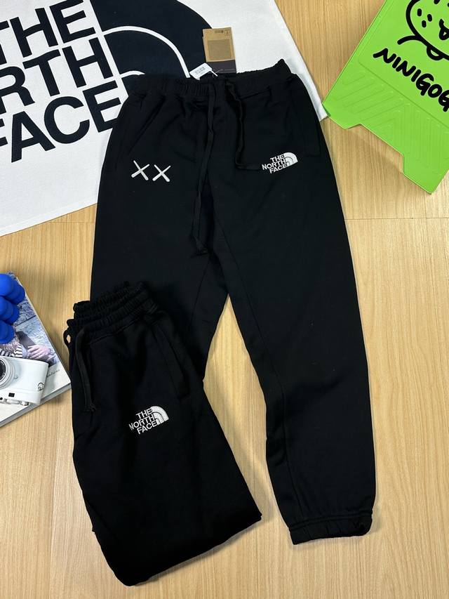 防盗扣拆除不退不换 The North Face X Xx Kaws 联名款 刺绣Logo 拉绒卫裤 - 颜色：黑色 尺码：S Xl 原版380G拉绒纯棉面料，