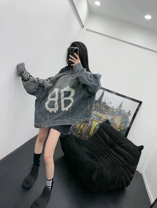 Balenciaga巴黎世家最新款街头风手臂后背手工绘画涂鸦双B情侣款高品质牛仔外套夹克 巴黎世家牛仔衣件件经典，手绘双B牛仔外套酷得有点过分了，，牛仔界的顶级