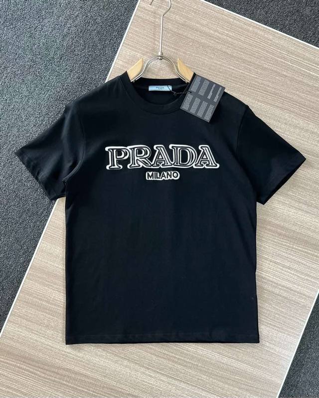 高品质 Prada 普拉达胸前刺绣直喷新款T桖， 25Ss春夏新品，胸前数码直喷后采用万针刺绣，后幅破旧三角图案，采用环保染料，无甲醛，对身体无危害， 采用32