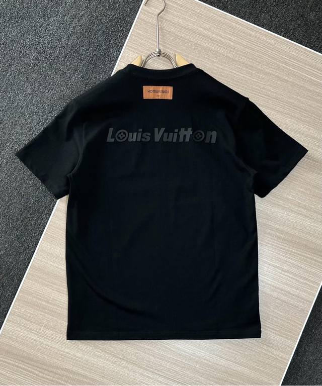 高品质 Louis Vuitton 路易威登立体硅胶压花新款T桖， 25Ss春夏新品，胸前简单小Loog，后幅字母，采用环保染料，无甲醛，对身体无危害， 采用3