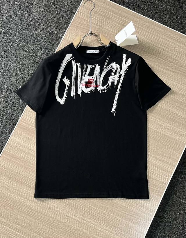 高品质 Givenchy 纪梵希前后字母涂鸦刺绣T桖，25Ss春夏新品，设计感十足，工艺满满，胸口Logo字母刺绣，采用240克平纹双纱全棉面料，经磨毛处理，不