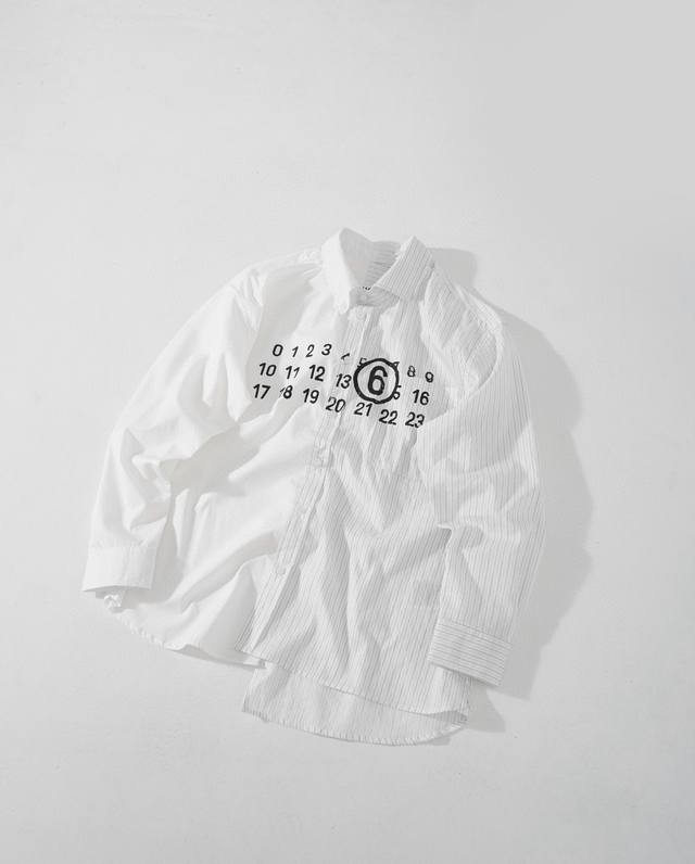 Mm6马吉拉数字条纹长袖衬衫 Maison Margiela Mm6系列为该品牌知性奢华得风格注入更休闲得街头风韵味 独特得设计采用不同得面料拼接而成 官网售价