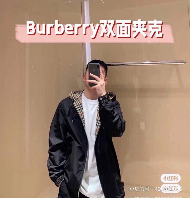 Burbberry巴宝莉新款经典格子双面连帽夹克外套 超细腻的高科技爽滑聚酯纤维材质 面料的质感很高档 一面经典老花格子时尚裁剪 精致高档 反面以黑色为主穿出稳