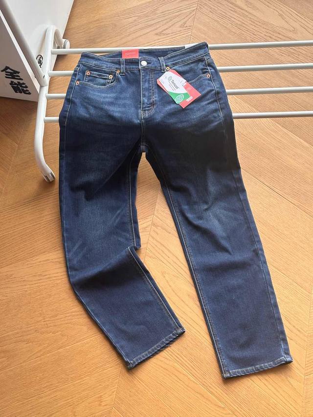 供 Levi's李维斯暖绒系列24秋男士541宽松锥型高弹力牛仔裤 30-36 无35 采用高克重100%棉水洗暖绒牛仔面料先进行高工水洗，亲肤保暖，成裤后再进