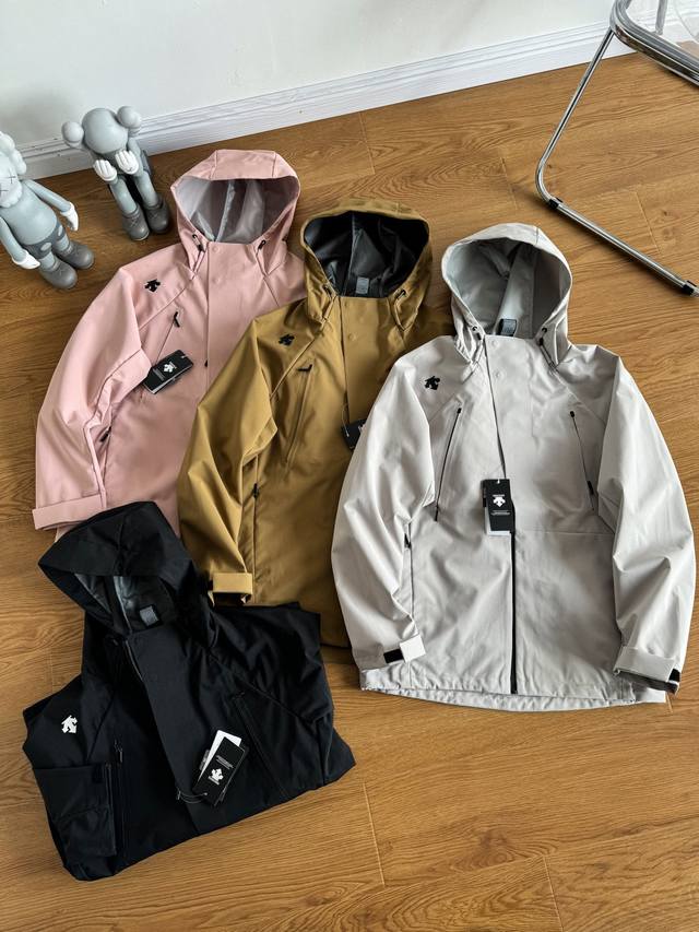 独家出品 Descente 迪桑特春季户外软壳男女情侣款冲锋衣 碾压市面上的低版本！经典3D立体硅胶Logo经典软壳户外保暖防风防泼水保暖软壳 ！专业级户外连帽