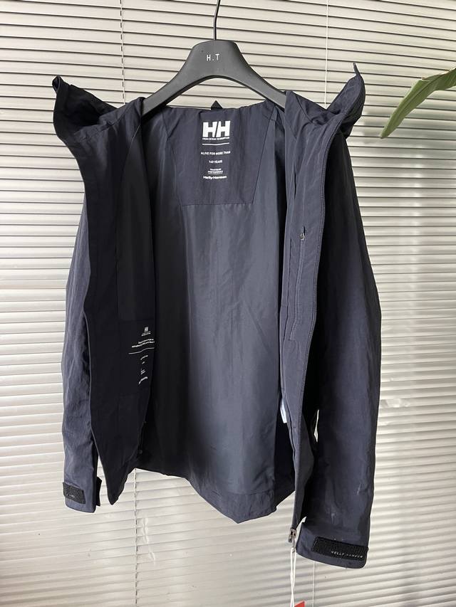 上新 春季冲锋衣 Helly Hansen Hh 男士户徒步运动梭织外防风防泼水轻量外套 户外轻薄梭织弹力防风防泼水连帽夹克外套，一款既适合户外运动穿着，又可以