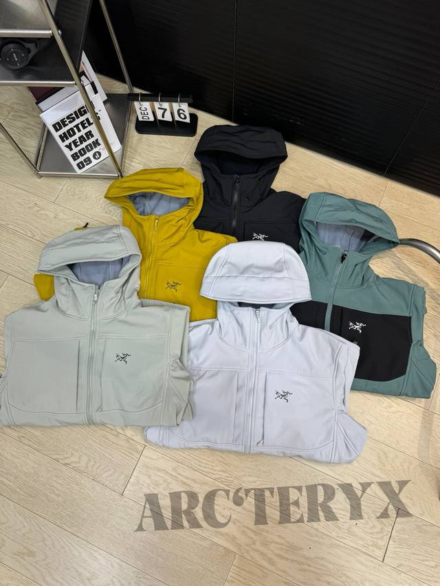 Arc'teryx 始祖鸟 经典软壳抓绒连帽户外休闲夹克外套 颜色：黑色 迷惑黄 灰白色 灰绿色 黑绿 尺码：S M L Xl Xxl 最新款秋季夹克外套，做工