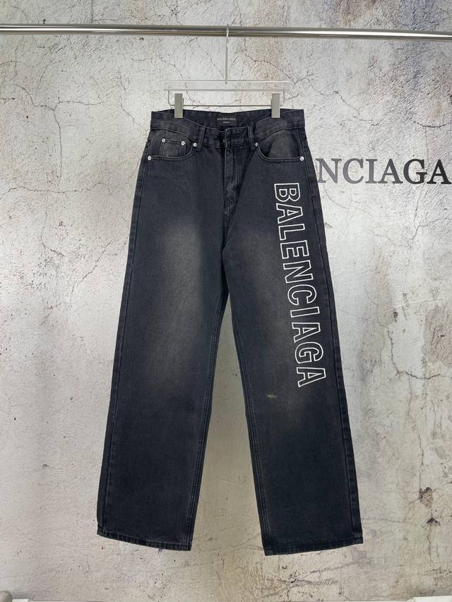 上新 Balenciaga｜巴黎世家 24Ss Balenciaga水洗字母刺绣阔腿牛仔裤- 定织定染手感舒适有挺度，采用立体无侧缝剪裁，重工艺水洗做旧，裤腿专