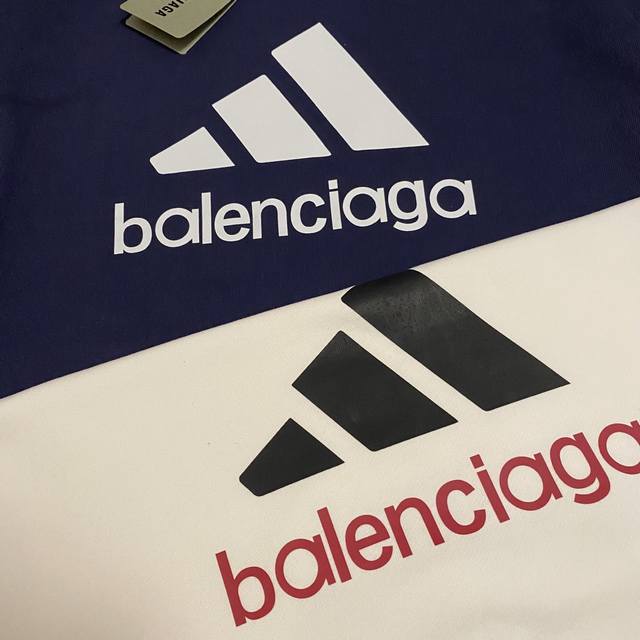 巴黎世家Balenciaga 联名Adidas圆领宽松男女情侣款纯棉毛圈卫衣 高版本 定制420G毛圈面料 面料舒适透气 不起球不掉色 百搭款细节处理完美 网红