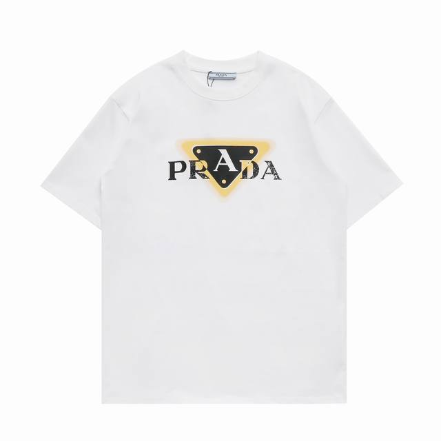 顶级复刻版本 Prada 普拉达新款重工胸口倒三角印花Logo休闲圆领短袖T恤 面料: 280G重磅纯棉，随意对比 砖柜同步。第一时间正品开发研制。欢迎对比！面