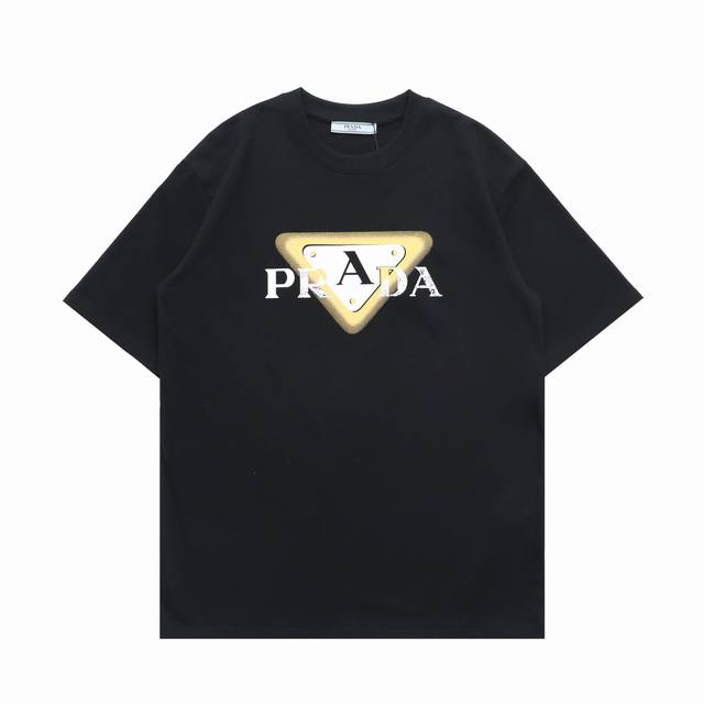 顶级复刻版本 Prada 普拉达新款重工胸口倒三角印花Logo休闲圆领短袖T恤 面料: 280G重磅纯棉，随意对比 砖柜同步。第一时间正品开发研制。欢迎对比！面