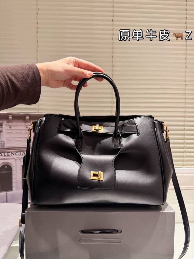 牛皮版本 Size：31.23Cm 巴黎世家新款Balenciga Bel Air 秀款手提包 柔软的大廓形包包 上身慵懒感立刻Get、 真的很喜欢又方便又酷的