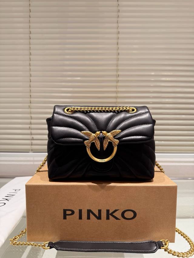 飞机盒 Pinko 品高燕子包 Pinko 在平价包包里算是明星喽国他的经典燕子 包，是有品味和个性的妹子的最佳选择盛 即使在皮具品牌竞争激烈的的意大利，Pin