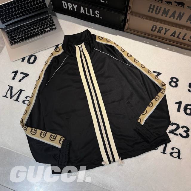 拿货 -Gucci 20Ss 古驰反光织带外套 -面料：采用原版一比一定织定染丝盖棉，软细腻光滑。侧边采用定织芝麻纹织带。 -辅料：原版拆解开发，一比一定制的小