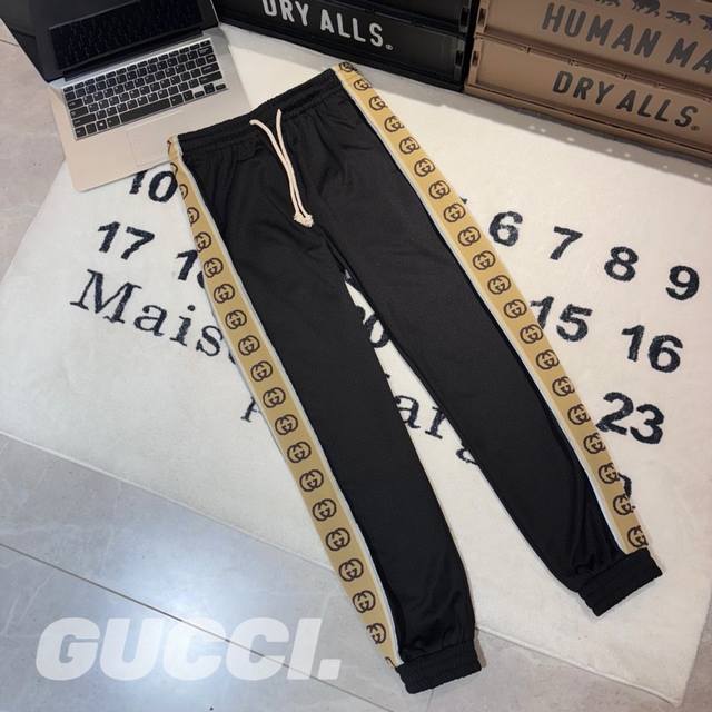 拿货 -Gucci 20Ss 古驰反光织带长裤 -面料：采用原版一比一定织定染丝盖棉，软细腻光滑。侧边采用定织芝麻纹织带。 -辅料：原版拆解开发，一比一定制的小