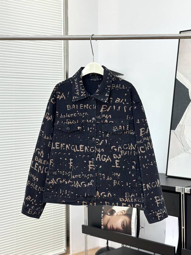 供 Balenciaga 巴黎世家Blcg水洗满印新款牛仔外套 采用460克高端定制面料，洗水效果极佳，手感透气厚实，细节都是纯手工打磨匠心工艺制造出品，纽扣全