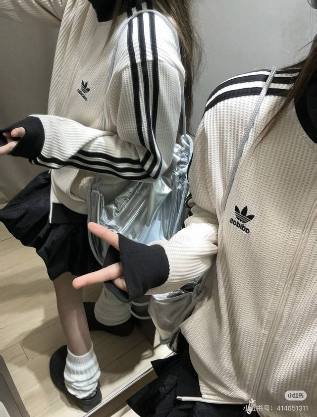 上新 -Adidas阿迪达斯Ad三叶草字母Logo刺绣经典三条杠织带装饰撞色螺纹拼接复古休闲翻领双头拉链华夫格开衫外套 男女同款 情侣款 货号：24672303