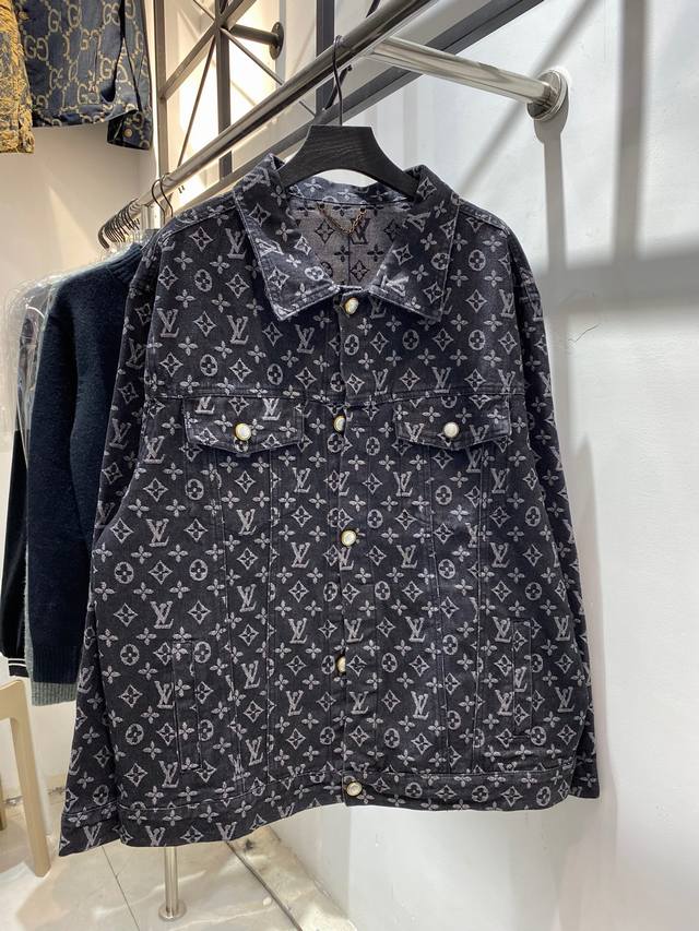 款号：Zmr04# Louis Vuitton Lv路易威登满印提花牛仔夹克外套 整体衣服设计感十足 经典满印Lv字母Logo 非常有高级感 25最新纯色搭配白