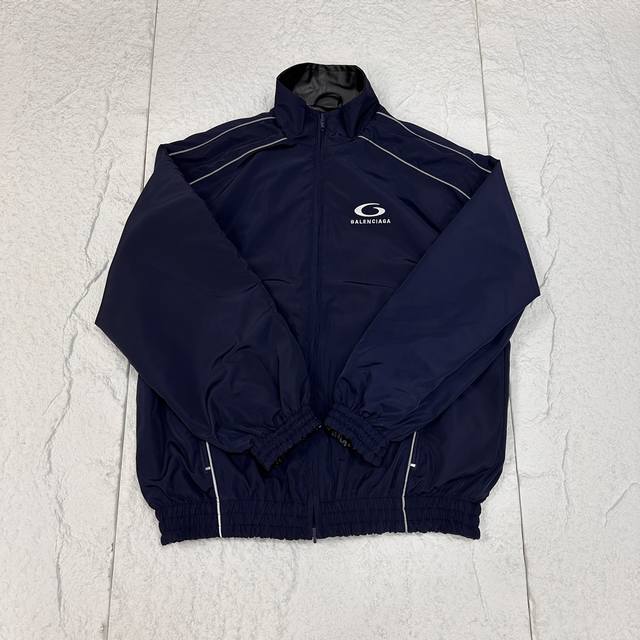 Balenciaga巴黎世家 双面穿校服皮衣 Fw25 Logo刺绣高领滚边长袖夹克外套 宽松版型 男女同款 开春被问爆的双面穿校服皮衣 来自Balenciag