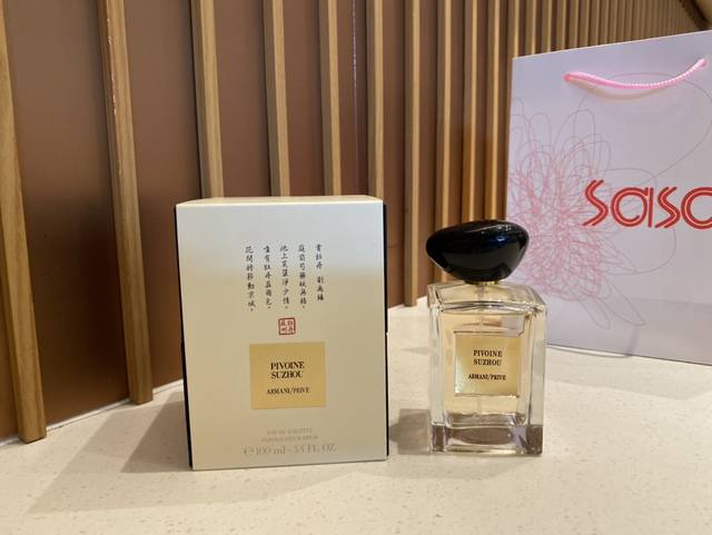 上新！ ，配手袋！阿玛尼苏州牡丹100Ml。中国阿风玛尼州苏牡丹粉色流沙限量香版水100Ml。这款苏州丹牡限量真的的把雨烟江南的那份儿内敛又庄端做的淋漓尽致了，