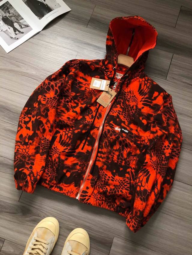 顶级版本！ Stussy Ss24 Work Jacket Kryptek Camo 斯图西 蟒纹满印 字母Logo刺绣男女款开衫连帽卫衣. 颜色：橙红. 面料