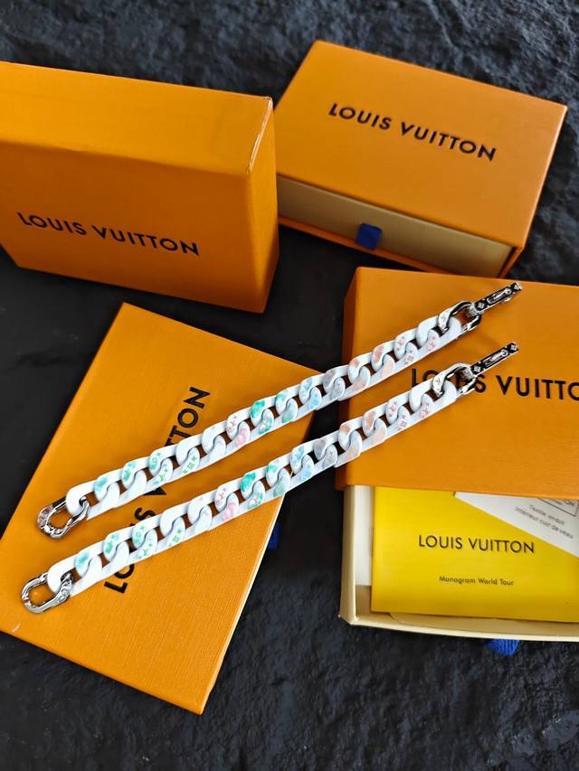 Louis Vuitton Lv Chain Links 云白限量手链 男女同款情侣款 色彩拼接带来别样的潮流外观 抒写品牌经典的元素 于细节之处彰显精湛工艺