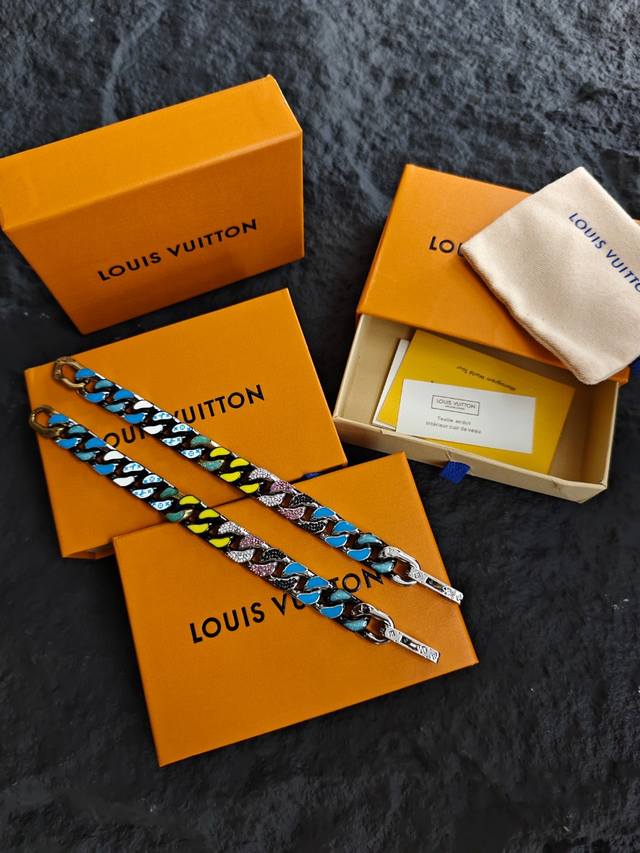 Louis Vuitton Lv Chain Links 粗链图案彩色黄蓝手链 男女同款情侣款 独特的色彩搭配带来别样的潮流外观 抒写品牌经典的元素 于细节之处