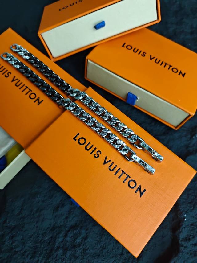 Louis Vuitton Lv Chain Links 手链 拼色设计 抒写品牌经典的元素 于细节之处彰显精湛工艺 金属饰件 Pvd涂层 喜欢潮流的你可千万不